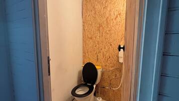 Dusj, hårføner, håndklær og såpe