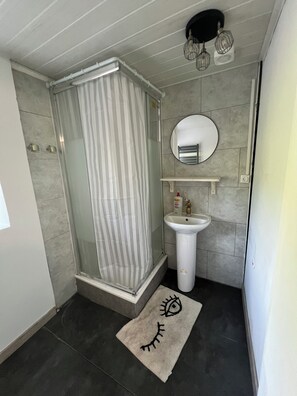 Shower, hair dryer, towels, soap - Aux Songes D'élise, Une, Maison Familiale au Coeur du Plateau des Mille Étangs (Belmont)