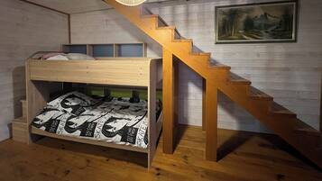 4 Schlafzimmer, Schreibtisch, Bügeleisen/Bügelbrett, Reisekinderbett