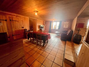 Smart TV, books, computer monitors, printers - Aux Songes D'élise, Une, Maison Familiale au Coeur du Plateau des Mille Étangs (Belmont)