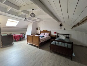 4 Schlafzimmer, Schreibtisch, Bügeleisen/Bügelbrett, Reisekinderbett