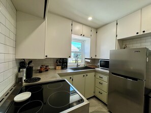 Fridge, microwave, oven, stovetop - Ohwyhee Cottage : Cozy Mid-Century Hideaway (Cody)
