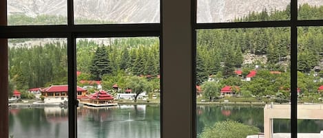 奢華套房, 湖景 | 1 間臥室、免費無線上網