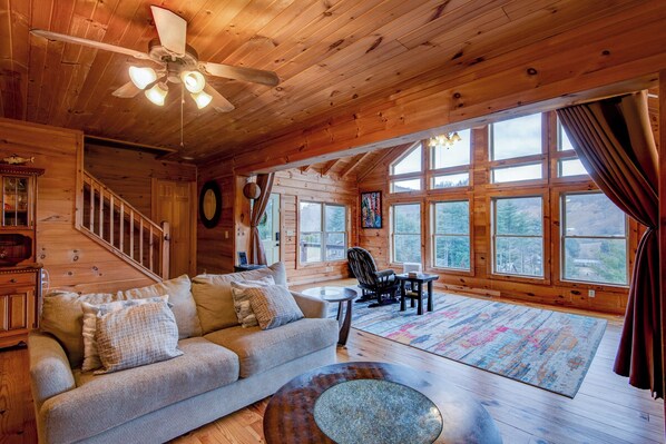 Ferienhaus, Mehrere Betten, Whirlpool, Bergblick (Mountain Tranquility) | Wohnbereich | Kamin