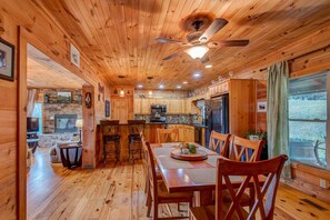 House, Multiple Beds, Hot Tub, Mountain View (Mountain Tranquility) | Dining