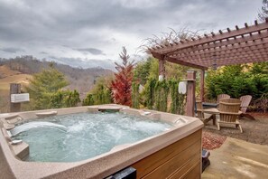 Talo, useita sänkyjä, poreamme, vuoristonäköala (Mountain Tranquility) | Terassi/patio