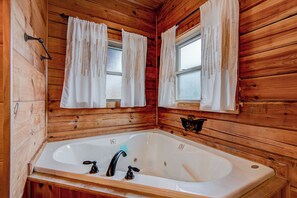 House, Multiple Beds, Hot Tub, Mountain View (Mountain Tranquility) | Bathroom | Designer toiletries, towels, toilet paper - Mountain Tranquility (Vilas)