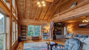 Maison, Plusieurs lits, baignoire à remous, vue sur la montagne (Mountain Tranquility) | Aire de séjour