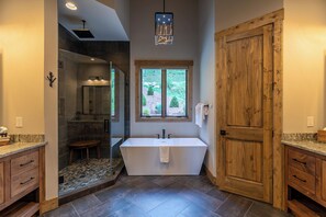 Ferienhaus, Mehrere Betten, Whirlpool, Bergblick (Livin' Lodge at Eagles Nest) | Badezimmer | Designer-Toilettenartikel, Handtücher, Toilettenpapier
