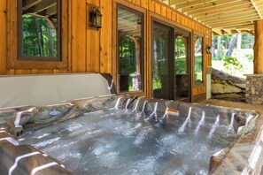 Ferienhaus, Mehrere Betten, Whirlpool, Bergblick (Bear Creek Cabin at Eagles Nest) | Terrasse/Patio