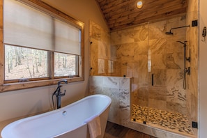 Ferienhaus, Mehrere Betten, Whirlpool, Bergblick (Bear Creek Cabin at Eagles Nest) | Badezimmer | Designer-Toilettenartikel, Handtücher, Toilettenpapier