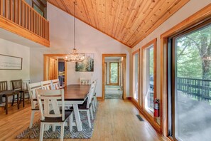 Casa, letti multipli, idromassaggio, vista montagna (Paws A While) | Pasti