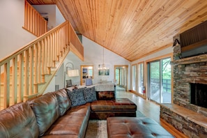 House, Multiple Beds, Hot Tub, Mountain View (Paws A While) | Living area | Fireplace - Paws A While (Blowing Rock)