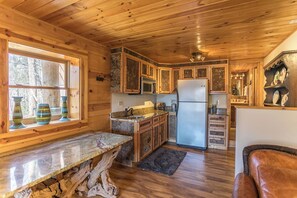 Ferienhaus, Mehrere Betten, Whirlpool, Bergblick (Red Stag Lodge at Eagles Nest) | Eigene Küche | Wasserkocher mit Kaffee-/Teezubehör