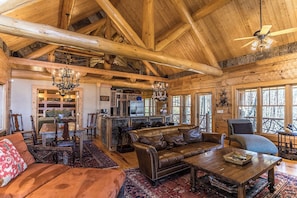 Hus - flera sängar - bubbelpool - utsikt mot bergen (Red Stag Lodge at Eagles Nest) | Vardagsrum
