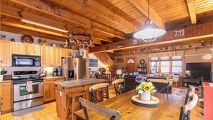 Cabin, Multiple Beds, Hot Tub, Mountain View (Country Life) | Dining - Country Life (Vilas)