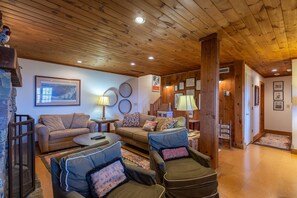 キャビン ベッド (複数台) スパ浴槽 マウンテンビュー (Journeys End at Valle Crucis) | 内装