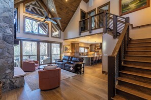 บ้านพัก, หลายเตียง, อ่างน้ำร้อน, วิวภูเขา (Little Creek Lodge at Eagles Nest) | บริเวณนั่งเล่น | เตาผิง