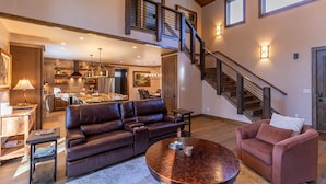 Ferienhaus, Mehrere Betten, Whirlpool, Bergblick (Little Creek Lodge at Eagles Nest) | Wohnbereich