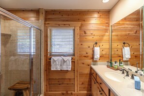 Maison, plusieurs lits, bain à remous, vue montagne (Whiskey River by The New) | Salle de bain