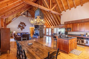 Hus, flere senger, spabadekar, fjellutsikt (Whiskey River by The New) | Innvendig