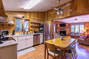 ハウス ベッド (複数台) パティオ マウンテンビュー (Laurel Lodge at Mill Ridge) | 専用キッチン | コーヒー / ティーメーカー