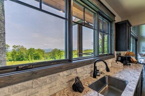 Interior - Just Bluffin' at Eagles Nest (Banner Elk)