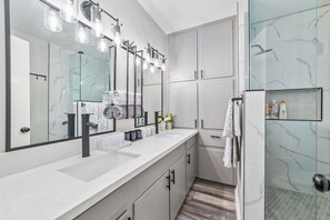 Dusche, Haartrockner, Handtücher, Seife