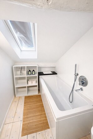 Shower, free toiletries, hair dryer, bidet - Riverside Loft Navigli - spacious two-bedroom apartment (Milano)