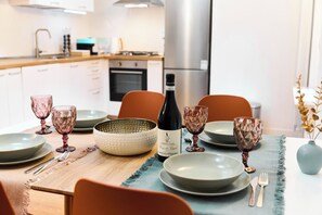 Réfrigérateur, un four, surface de cuisson, lave-vaisselle
