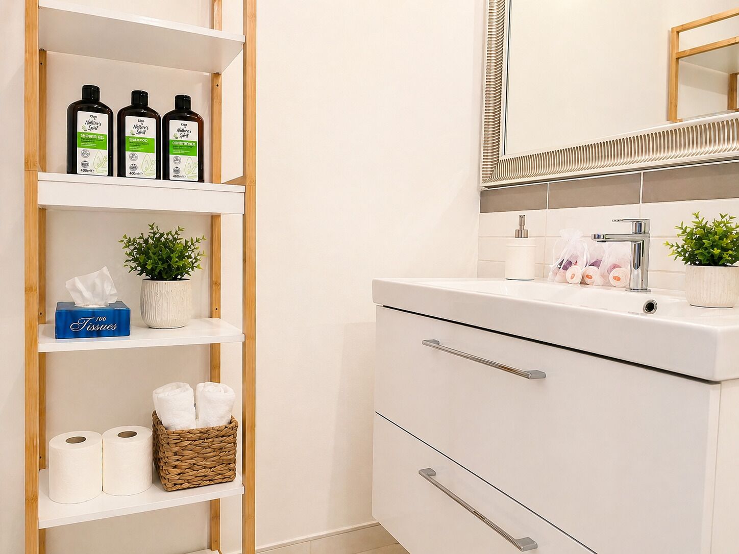 Un bagno con scaffali pieni di articoli da toilette, un lavandino con uno specchio e degli asciugamani.