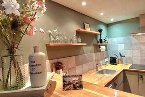 Frigorifero, piano cottura, macchina per tè/caffè, bollitore elettrico