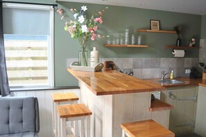 Refrigerador, placa de cocina, cafetera/tetera, tetera/pava eléctrica
