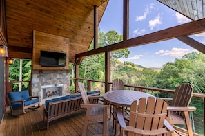 Outdoor dining - The Lookout at Eagles Nest (Banner Elk)