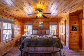 3 bedrooms, individually decorated, individually furnished, bed sheets - Buck Ridge (West Jefferson)