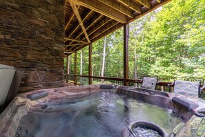 Chalet rustique, Plusieurs lits, baignoire à remous, vue sur la montagne (High On Cloud Nine) | Baignoire à remous extérieure