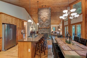 캐빈, 침대(여러 개), 온수 욕조, 산 전망 (High On Cloud Nine) | 다이닝