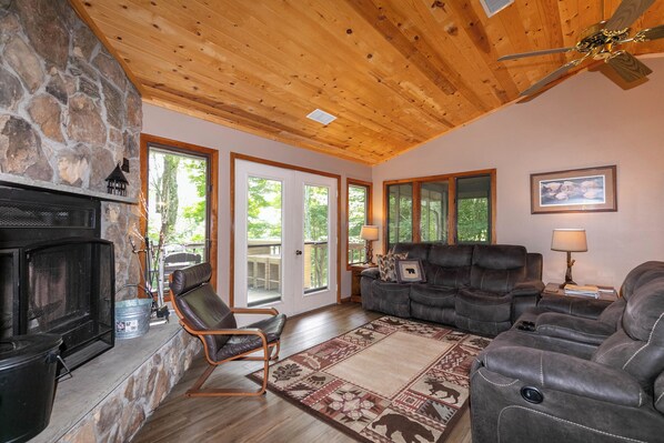 Ferienhaus, Mehrere Betten, Terrasse, Bergblick (Grand View) | Wohnbereich | Kamin