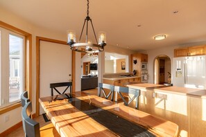 Casa, diversos llits, pati, vistes a la muntanya (Shooting Star Lodge) | Servei de restauració