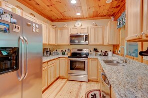 Cabin, Multiple Beds, Hot Tub, Mountain View (Kaylee's Kabin) | Private kitchen | Coffee/tea maker - Kaylee's Kabin (Vilas)
