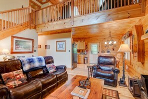 Cabin, Multiple Beds, Hot Tub, Mountain View (Kaylee's Kabin) | Living area | Fireplace - Kaylee's Kabin (Vilas)