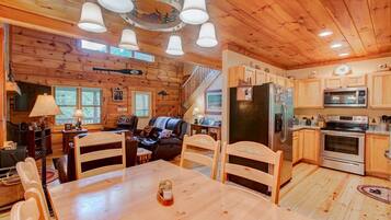 Cabin, nhiều giường, bồn tắm nước nóng, quang cảnh núi (Kaylee's Kabin) | Nội thất
