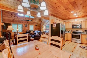 小屋, 多張床, 熱水浴缸, 山景 (Kaylee's Kabin) | 住宿內部