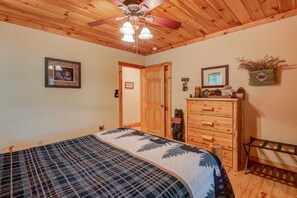 Hytte, flere senger, spabadekar, fjellutsikt (Kaylee's Kabin) | 2 soverom, individuelt dekorert, individuelt innredet og sengetøy