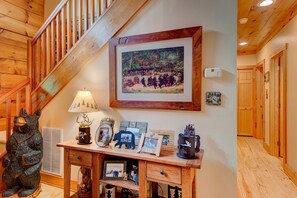 Hytte, flere senger, spabadekar, fjellutsikt (Kaylee's Kabin) | Innvendig