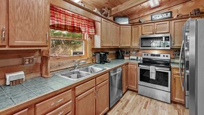 Cabaña, varias camas, bañera de hidromasaje, vistas a la montaña (Trails End at Valle Crucis) | Cocina privada