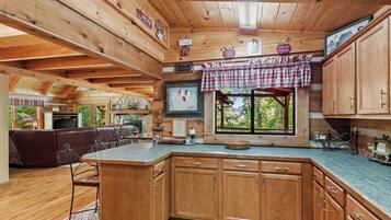 Kabin, Beberapa Tempat Tidur, hot tub, pemandangan gunung (Trails End at Valle Crucis) | Interior