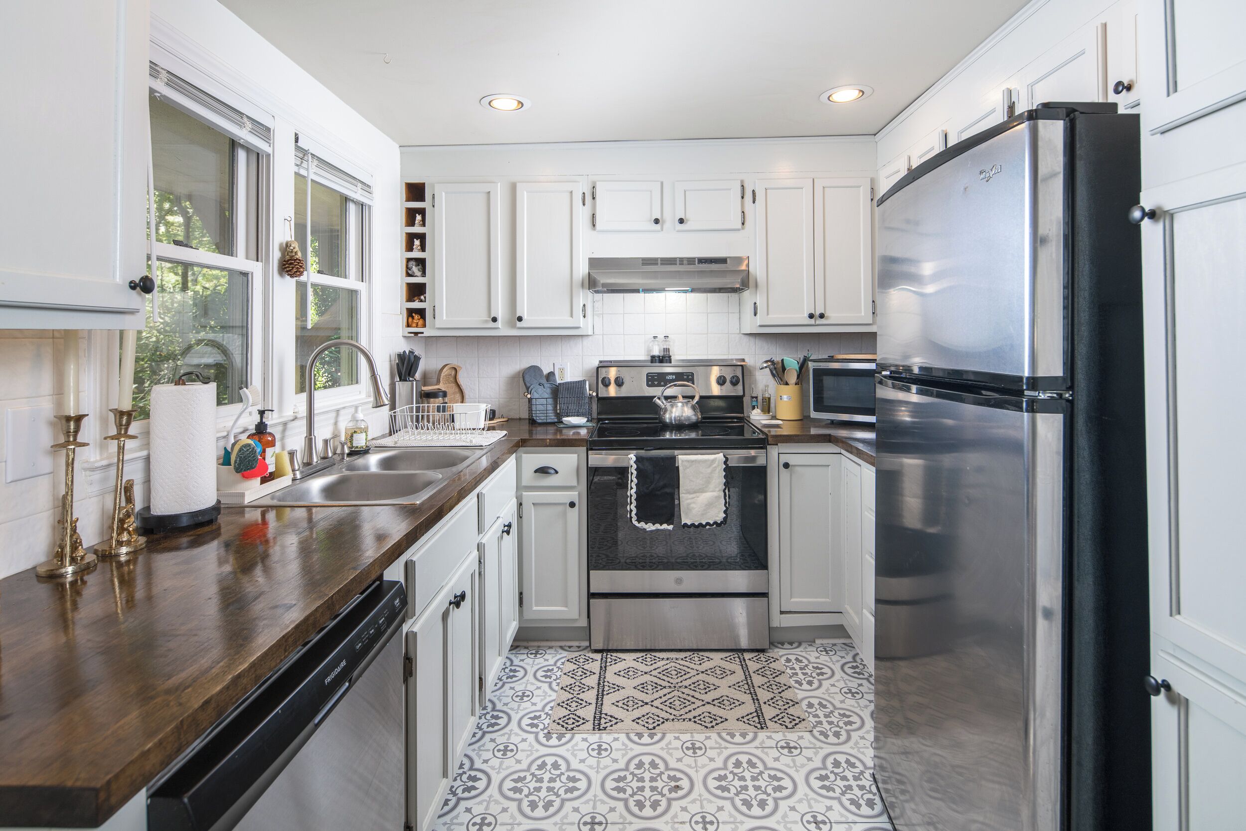 Jääkaappi, mikroaaltouuni, uuni, liesi