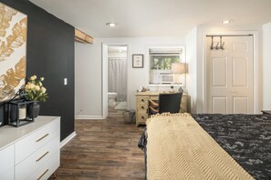 1 bedroom, free WiFi, bed sheets - Cozy Cabin Getaway - King Bed, Peaceful!! Two miles from App - Private Basement (Boone)