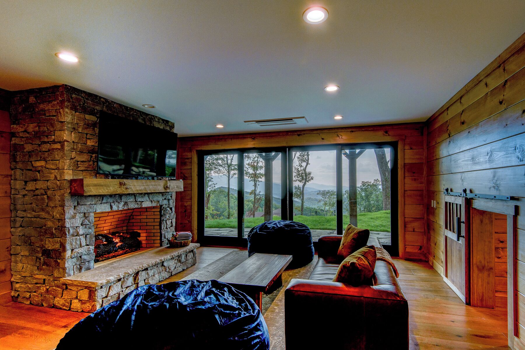 House, Multiple Beds, Hot Tub, Mountain View (The Bear Cave at Eagles Nest) | Living area | Fireplace